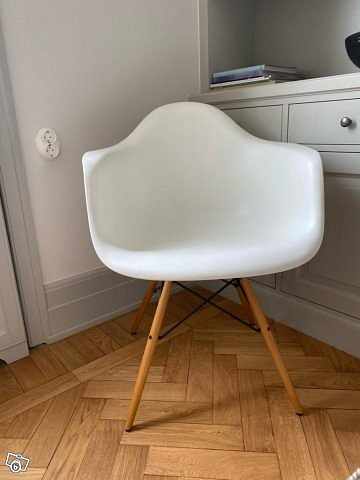 image of Eames Plastic Armchair DA - 
