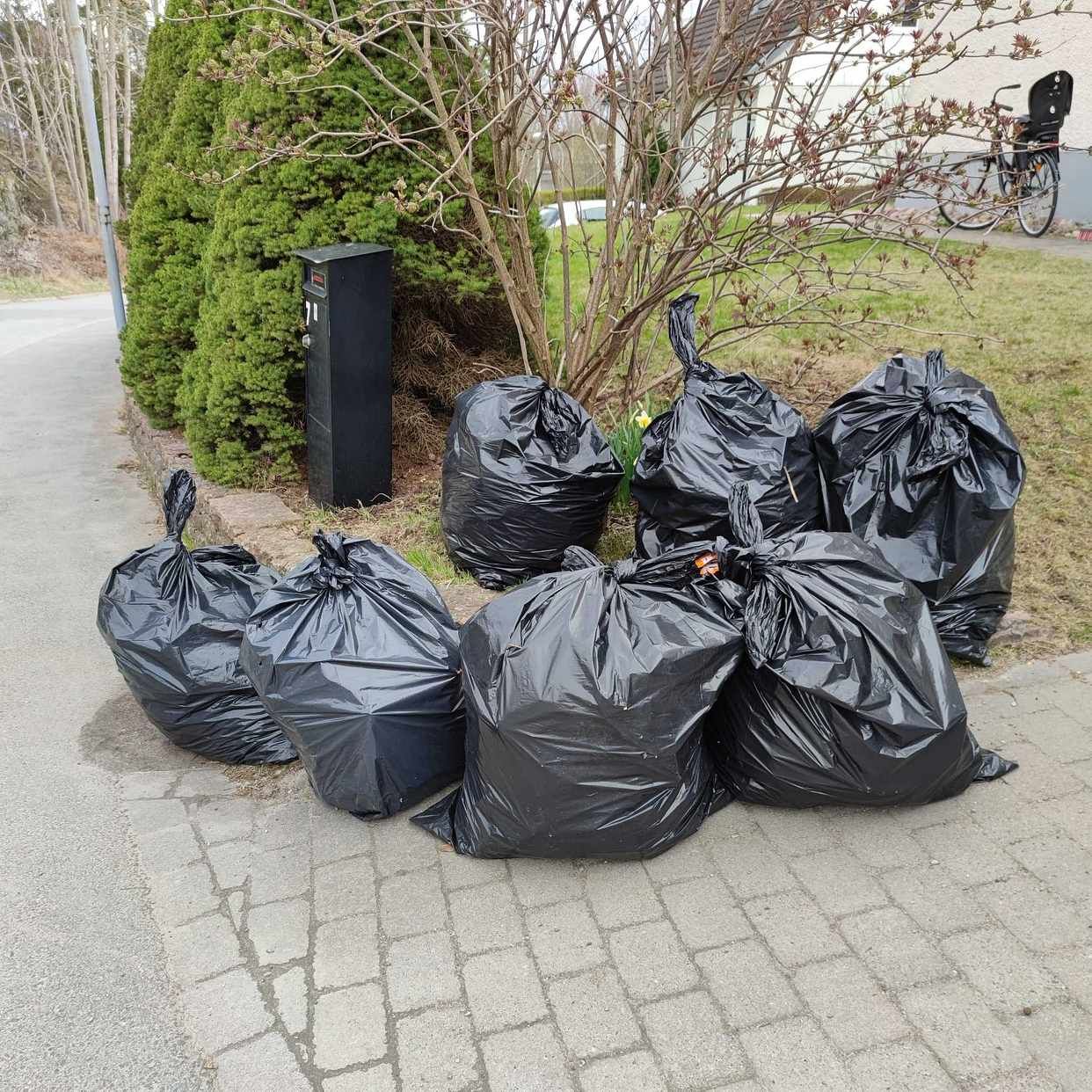 image of 7 säckar med löv och gren - Huddinge