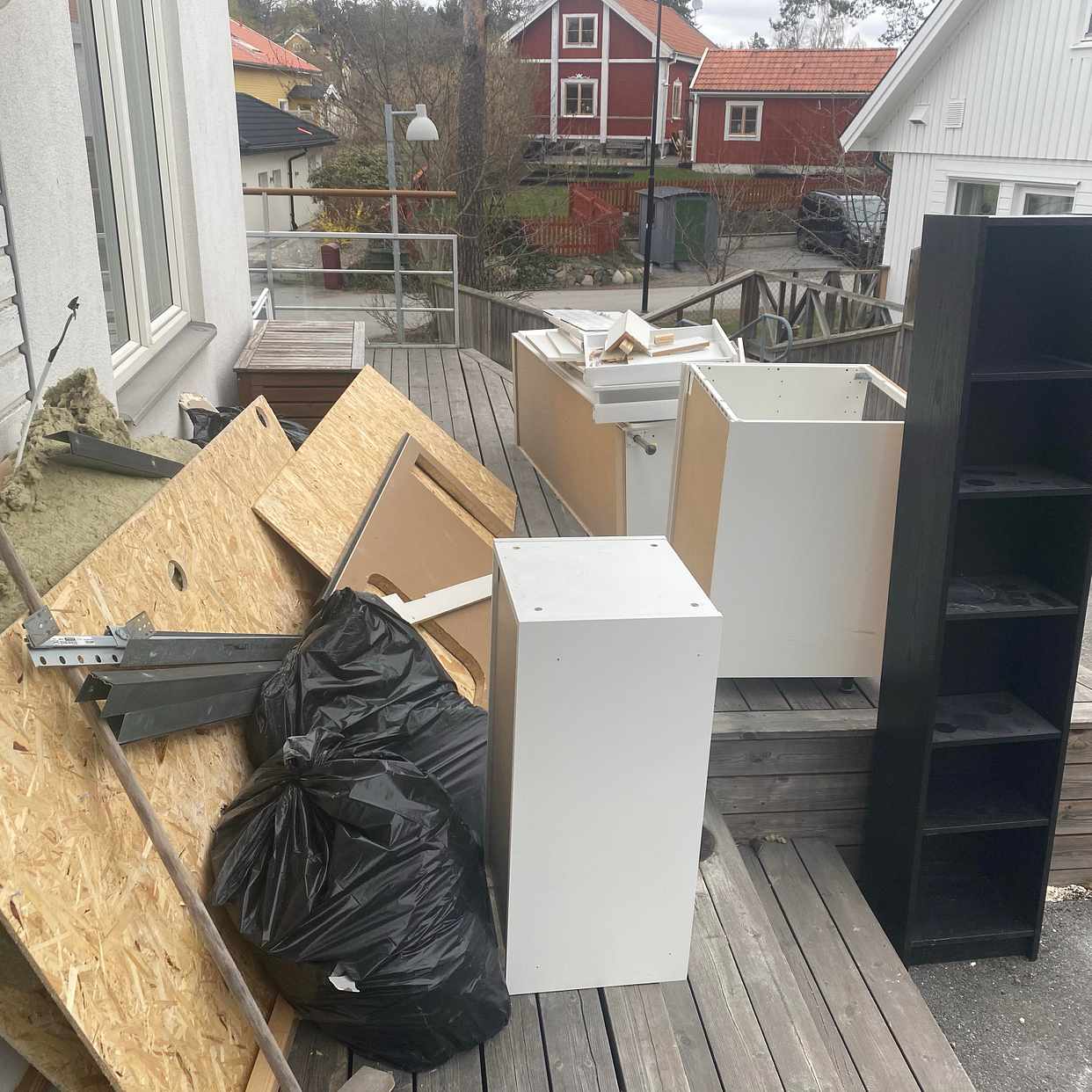 image of Skåp, gips och träskivor - Nacka
