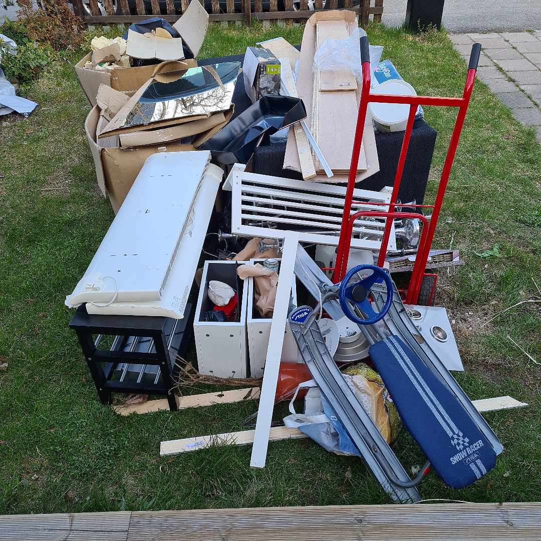 image of Divandel, kartonger, lamp - Upplands Väsby