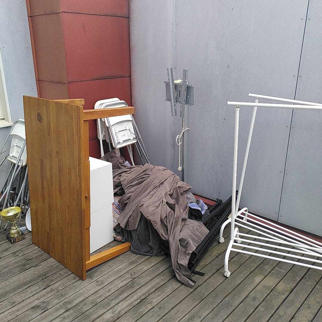 image of Office trash and furnitur - Göteborg
