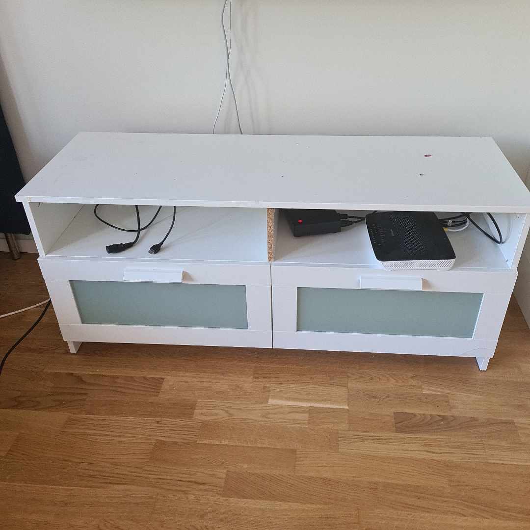 image of Tv bänk slänges - Järfälla