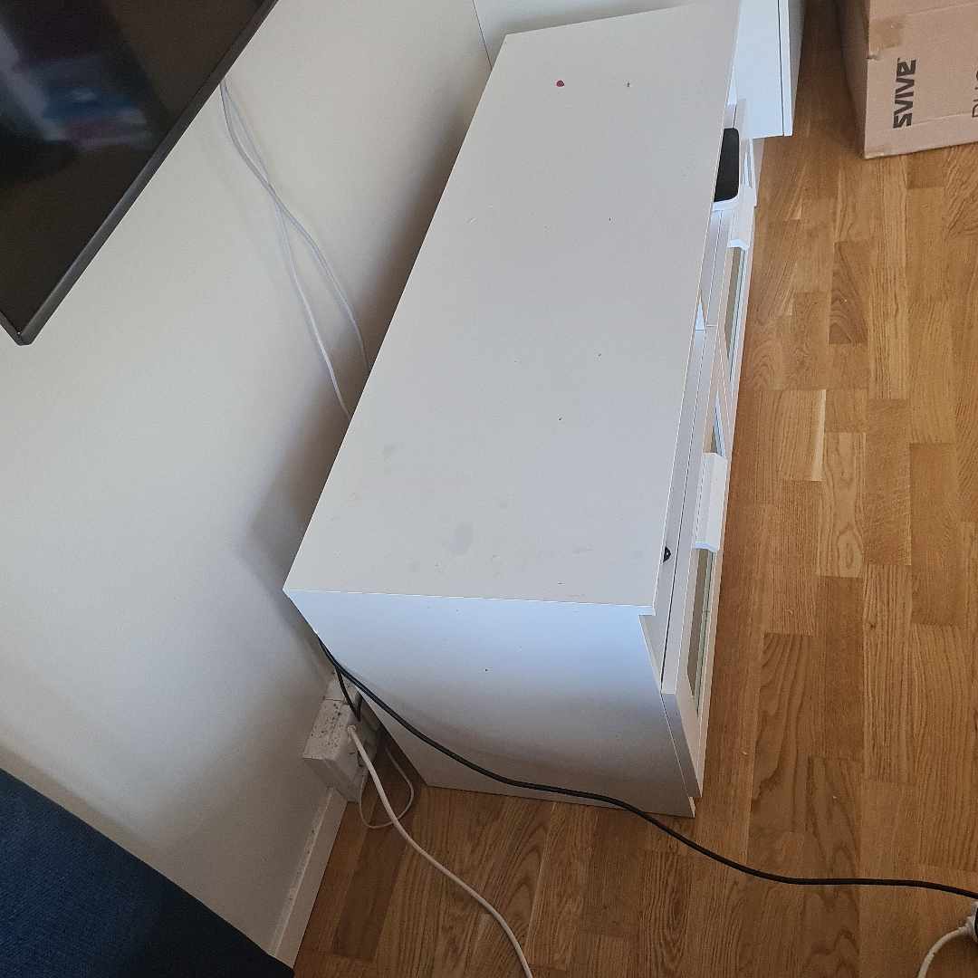 image of Tv bänk slänges - Järfälla