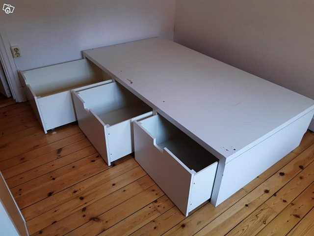 image of Säng + madrass (ej lådor) - 