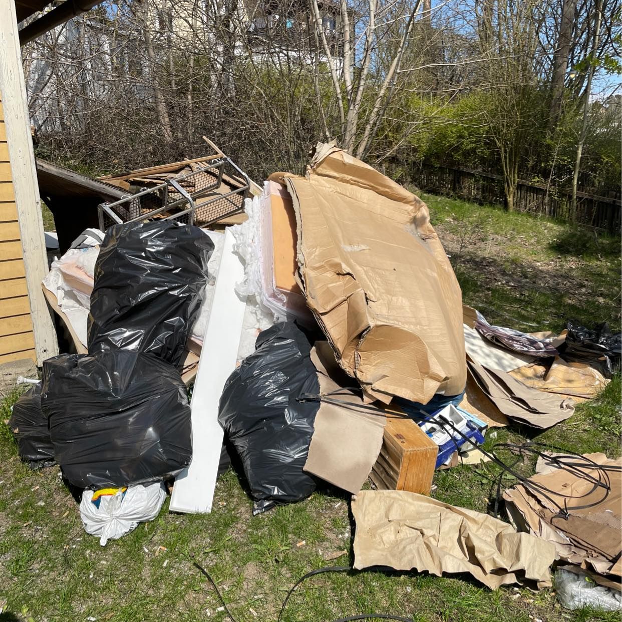 image of Skräp som ska kastas - Huddinge