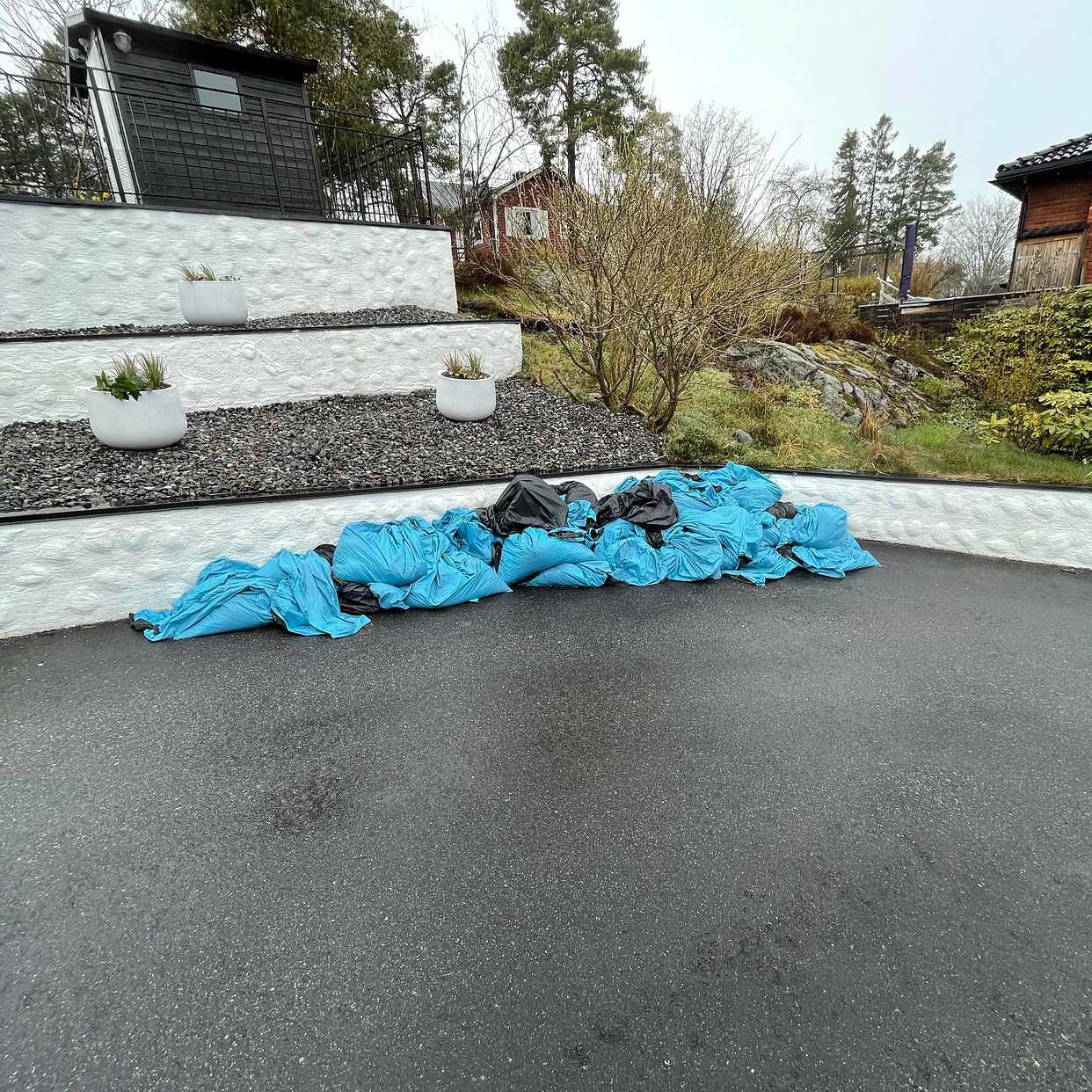 image of Kartong samt trädgård - Tyresö