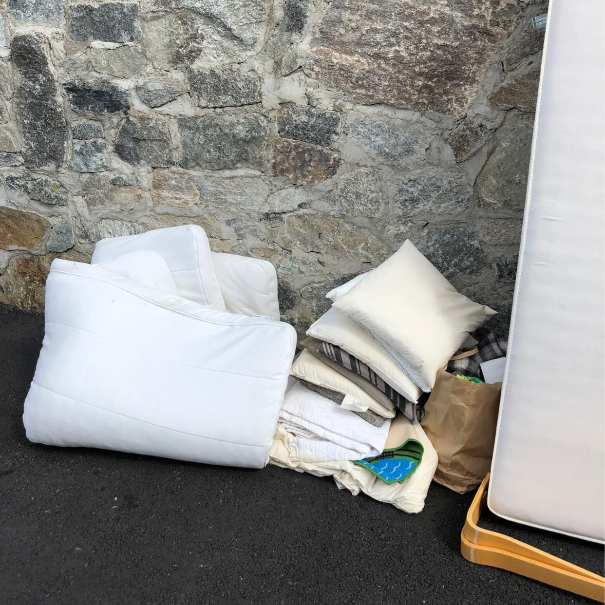 image of Bed, pillows, bushes - Torslanda