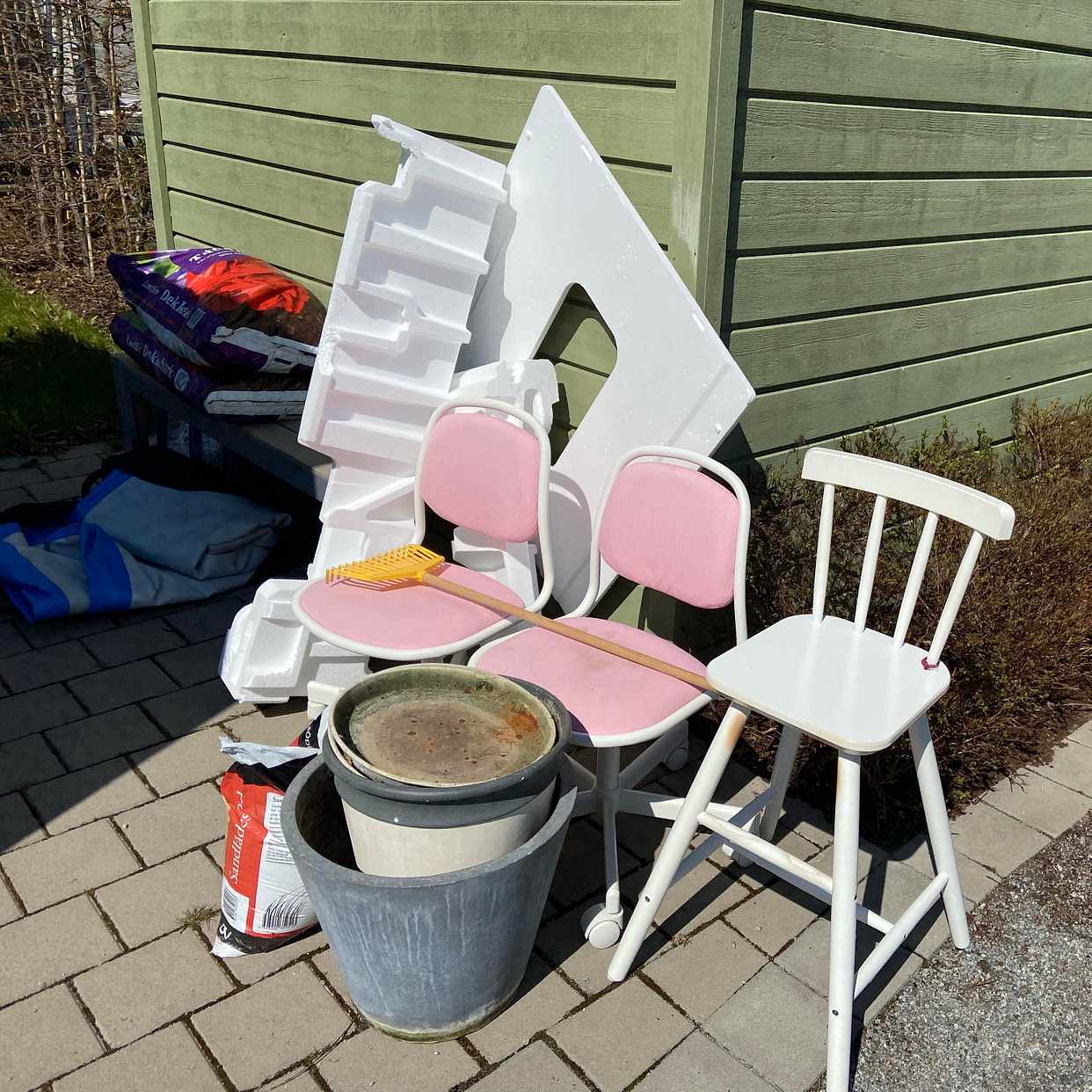 image of Barnmöbler. Krukor. Sand. - Sundbyberg