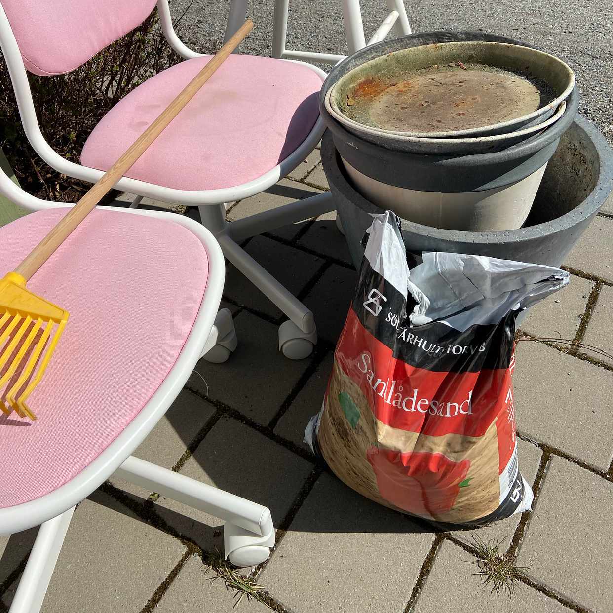 image of Barnmöbler. Krukor. Sand. - Sundbyberg