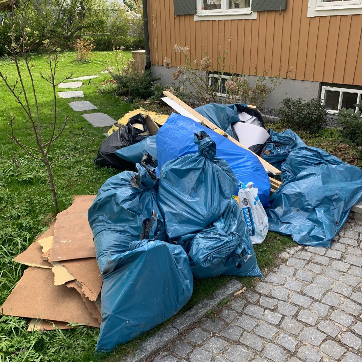 image of Byggavfall från renoverin - Bromma