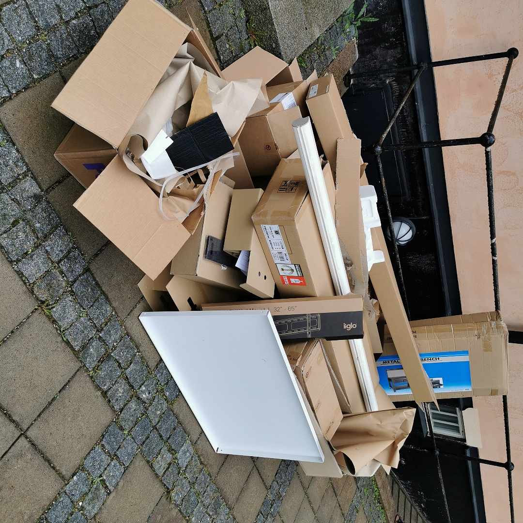 image of Cardboar/plastic packing - Solna