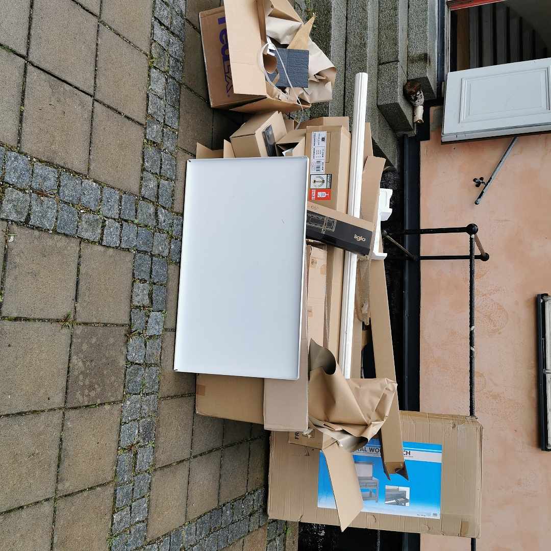 image of Cardboar/plastic packing - Solna