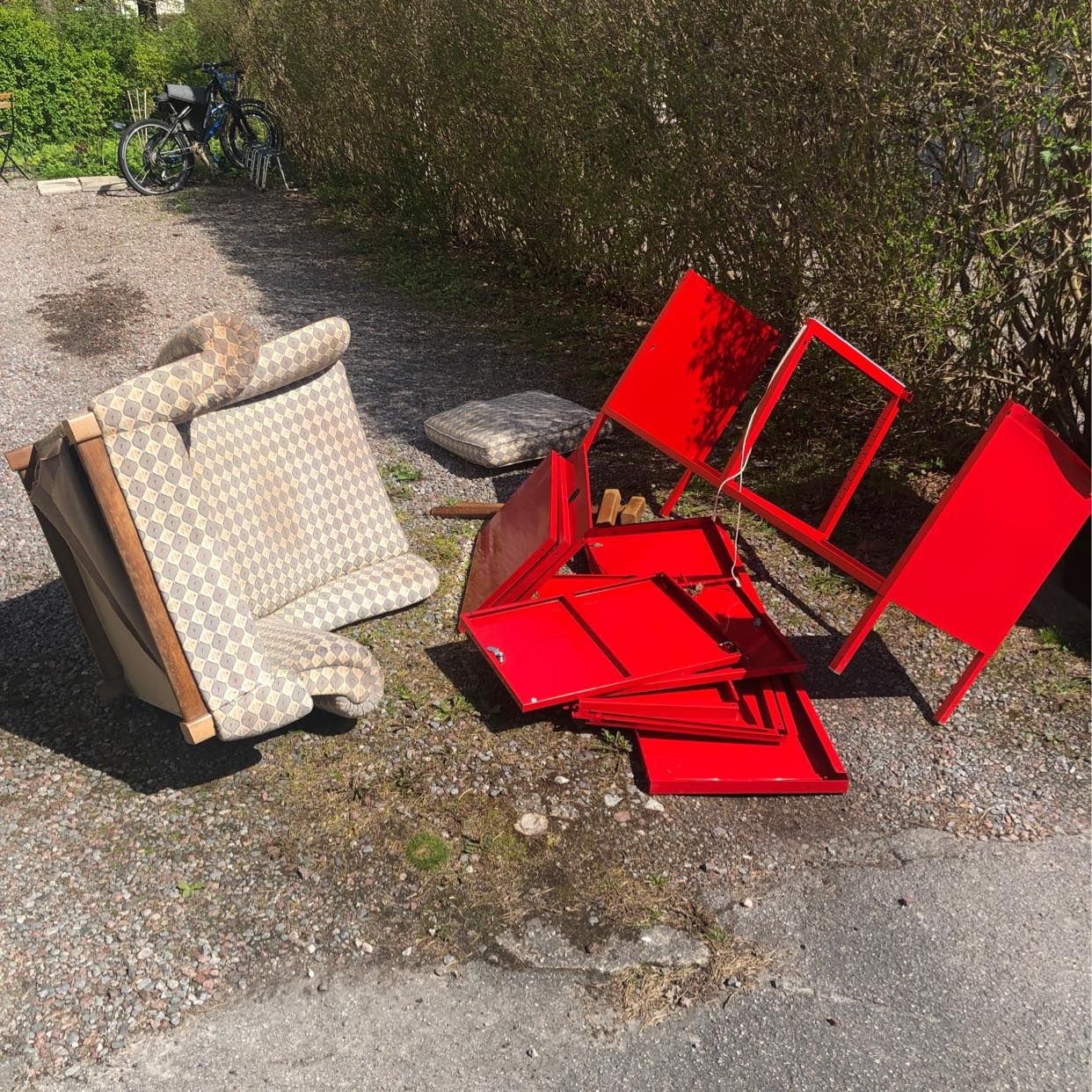 image of Fåtölj och ett skåp - Bromma