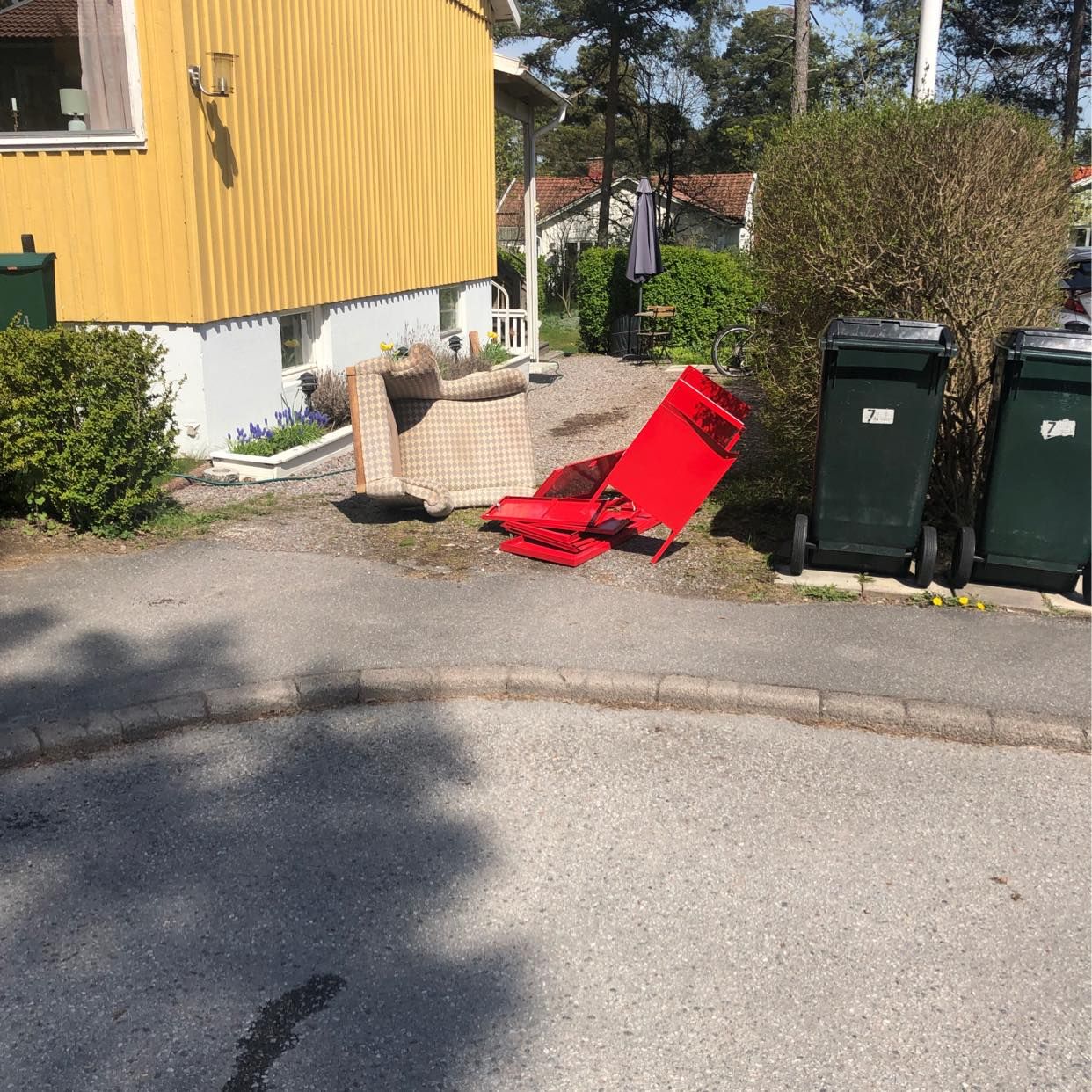 image of Fåtölj och ett skåp - Bromma