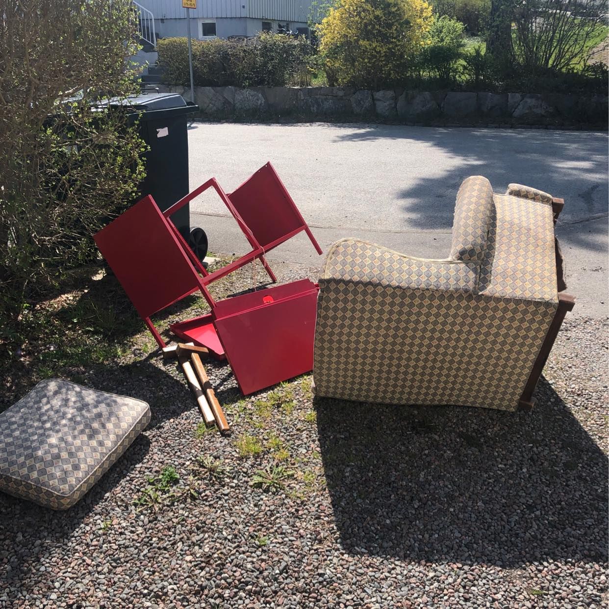 image of Fåtölj och ett skåp - Bromma