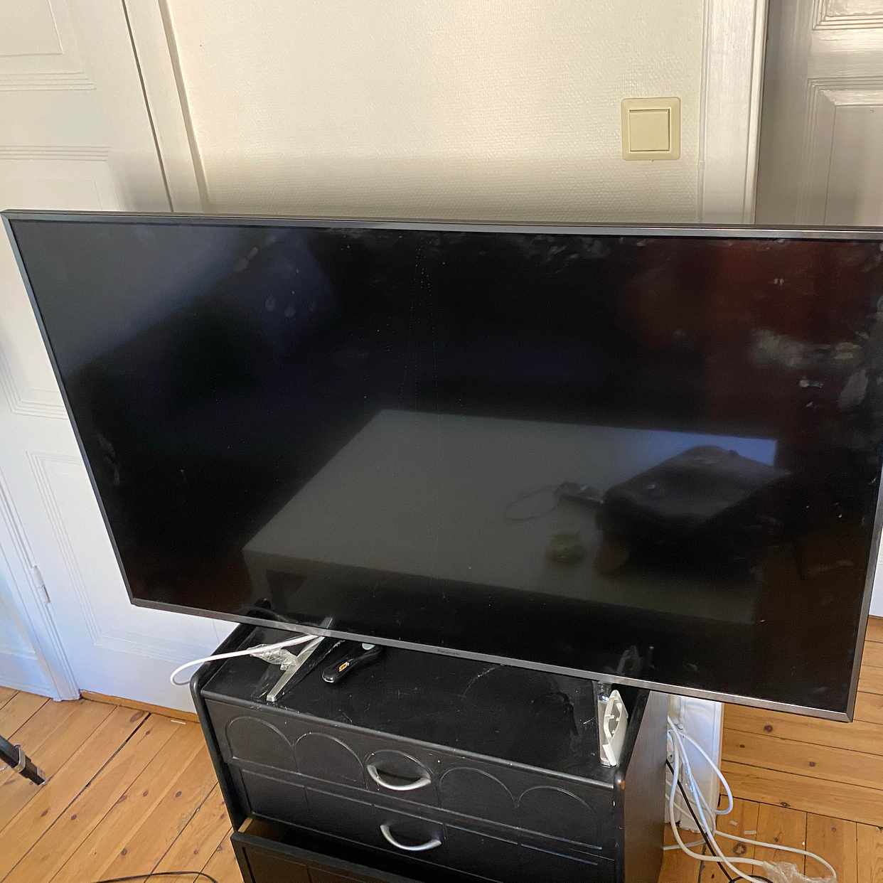 image of 7 flyttlådor, tv, säng - 