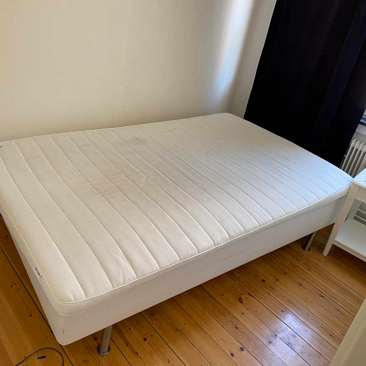 image of 7 flyttlådor, tv, säng - 
