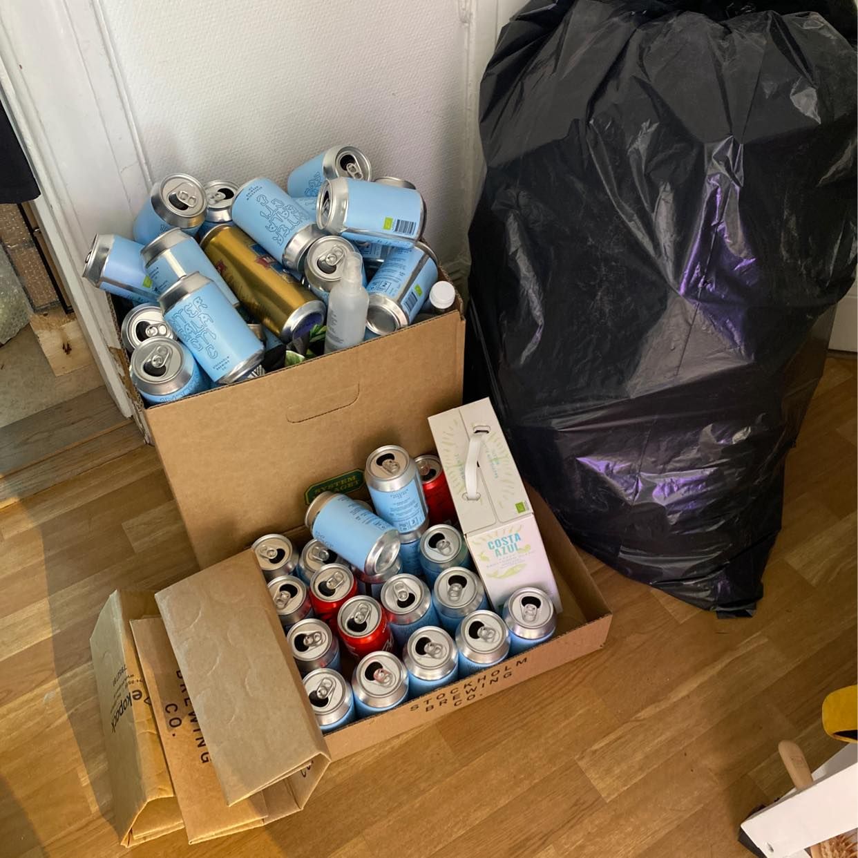 image of Pant and garbage - Stockholm