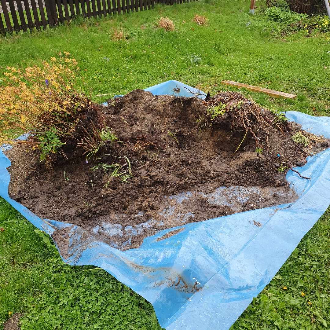 image of Jordhög som ska slängas - Tumba