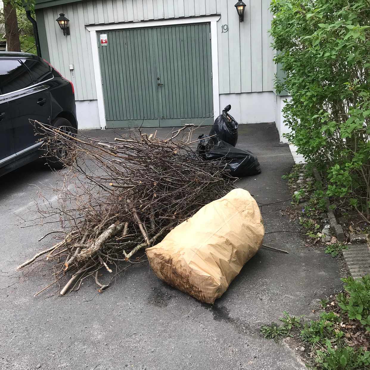 image of Säckar och hög med grenar - Hägersten