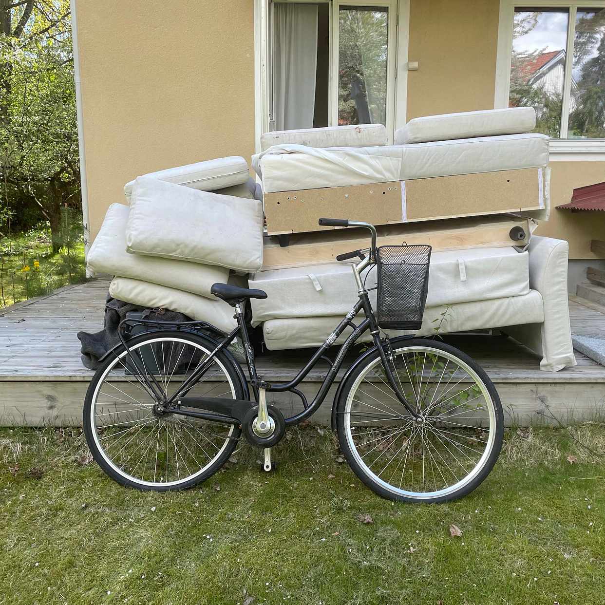 image of Trasiga möbel cykel - Sundbyberg