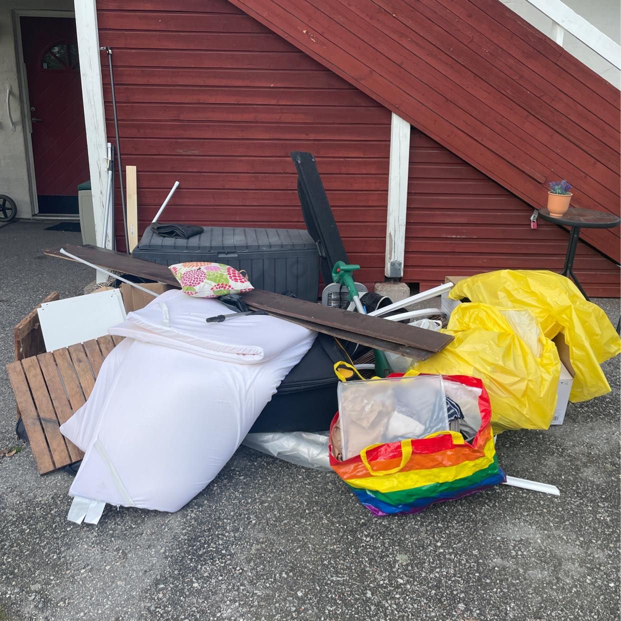 image of Massa skräp kastas - Solna