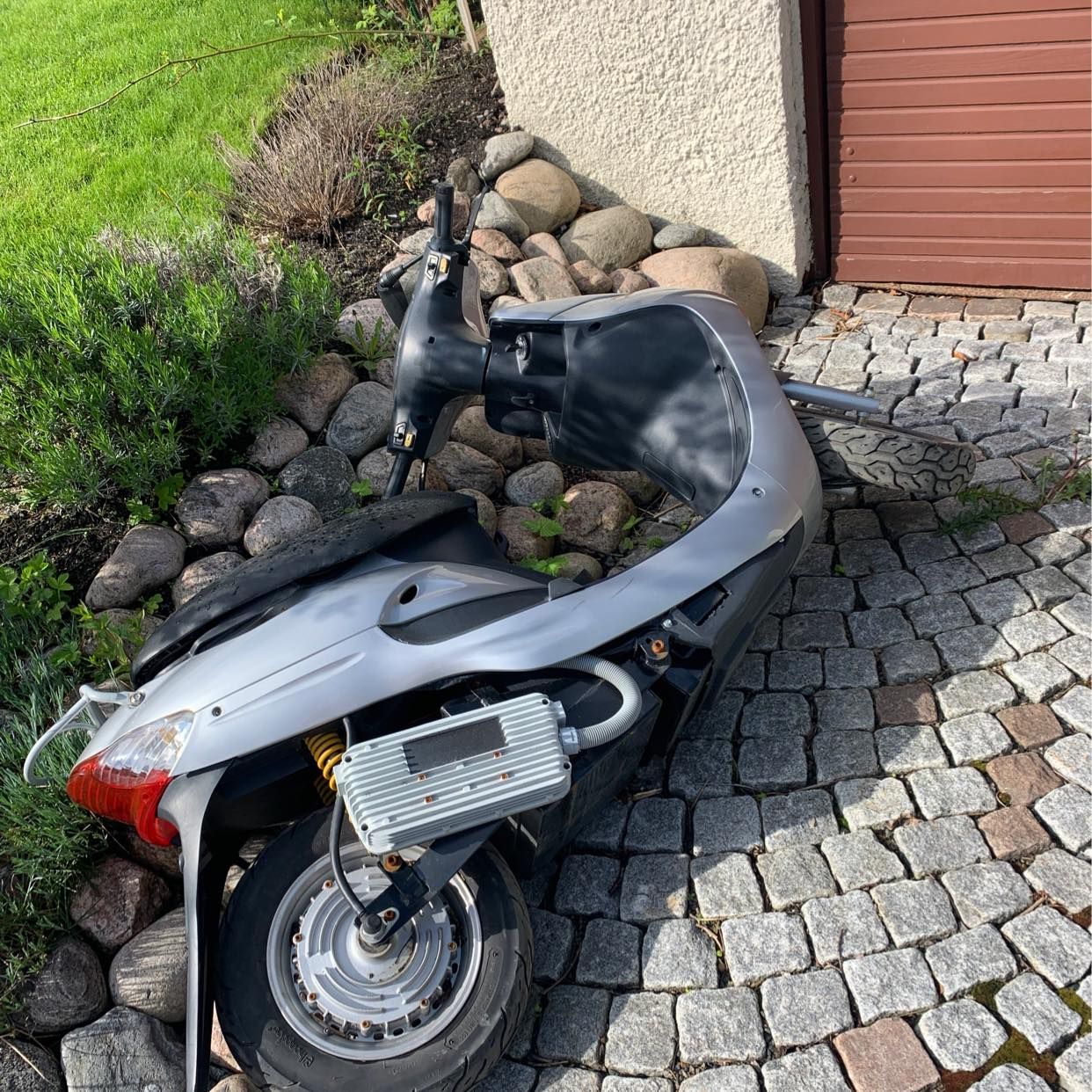 image of Slänga gammal el moppe på - Göteborg