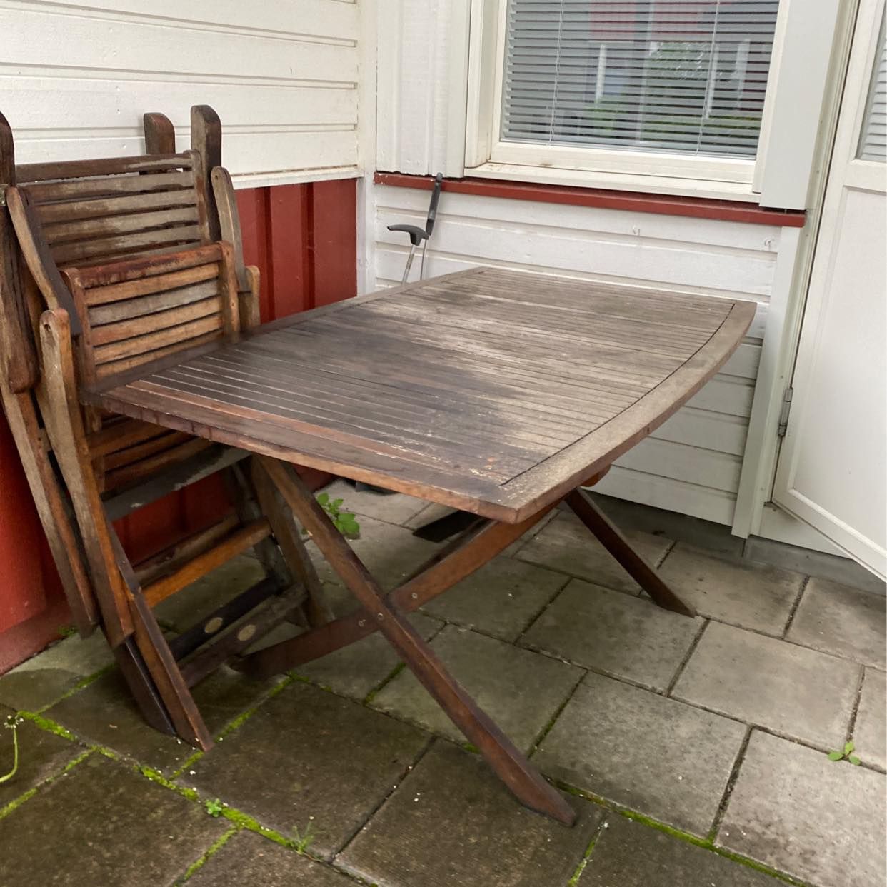 image of Ett bord och två stolar - Kista