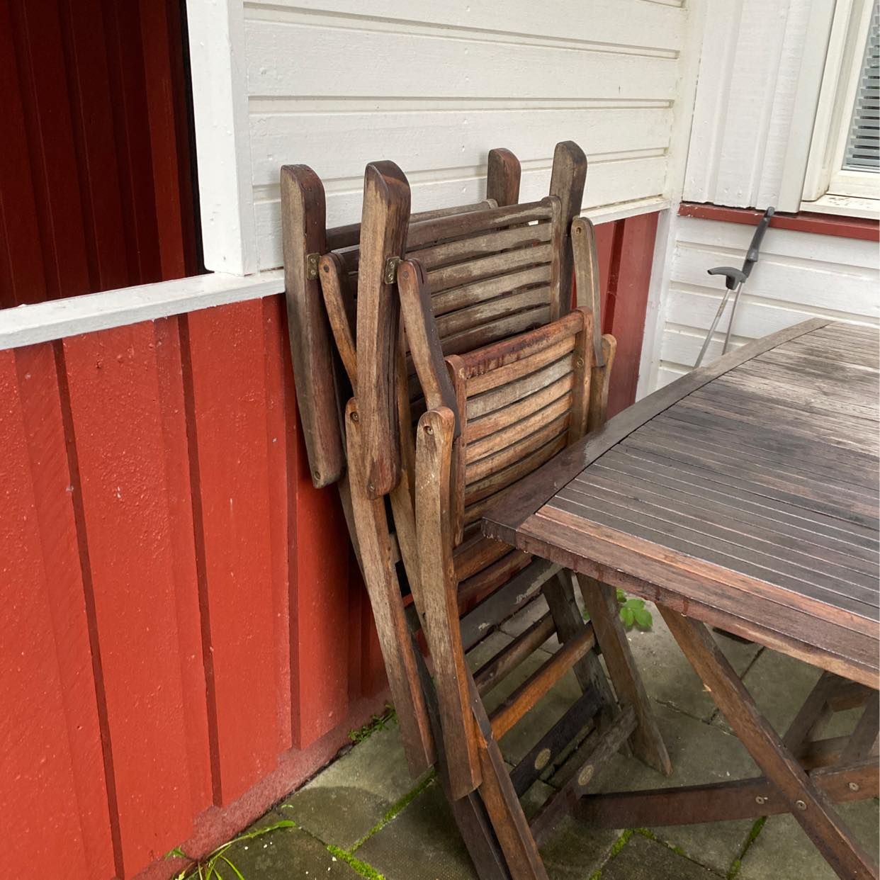 image of Ett bord och två stolar - Kista