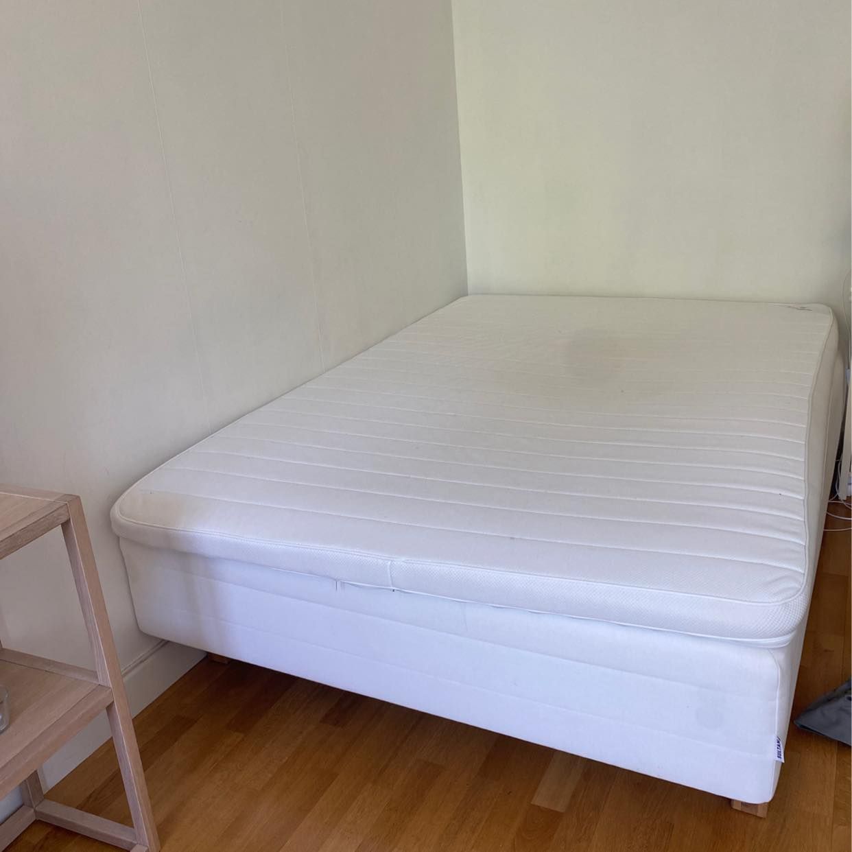 image of Säng, soffa, kartonger - 