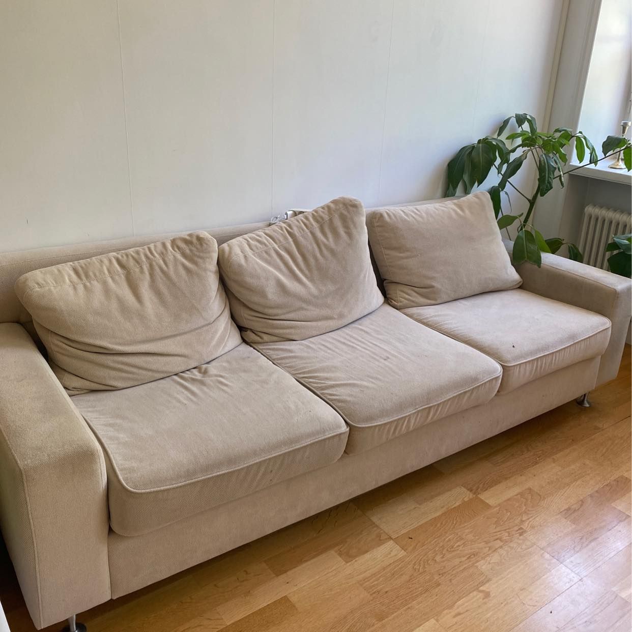 image of Säng, soffa, kartonger - 