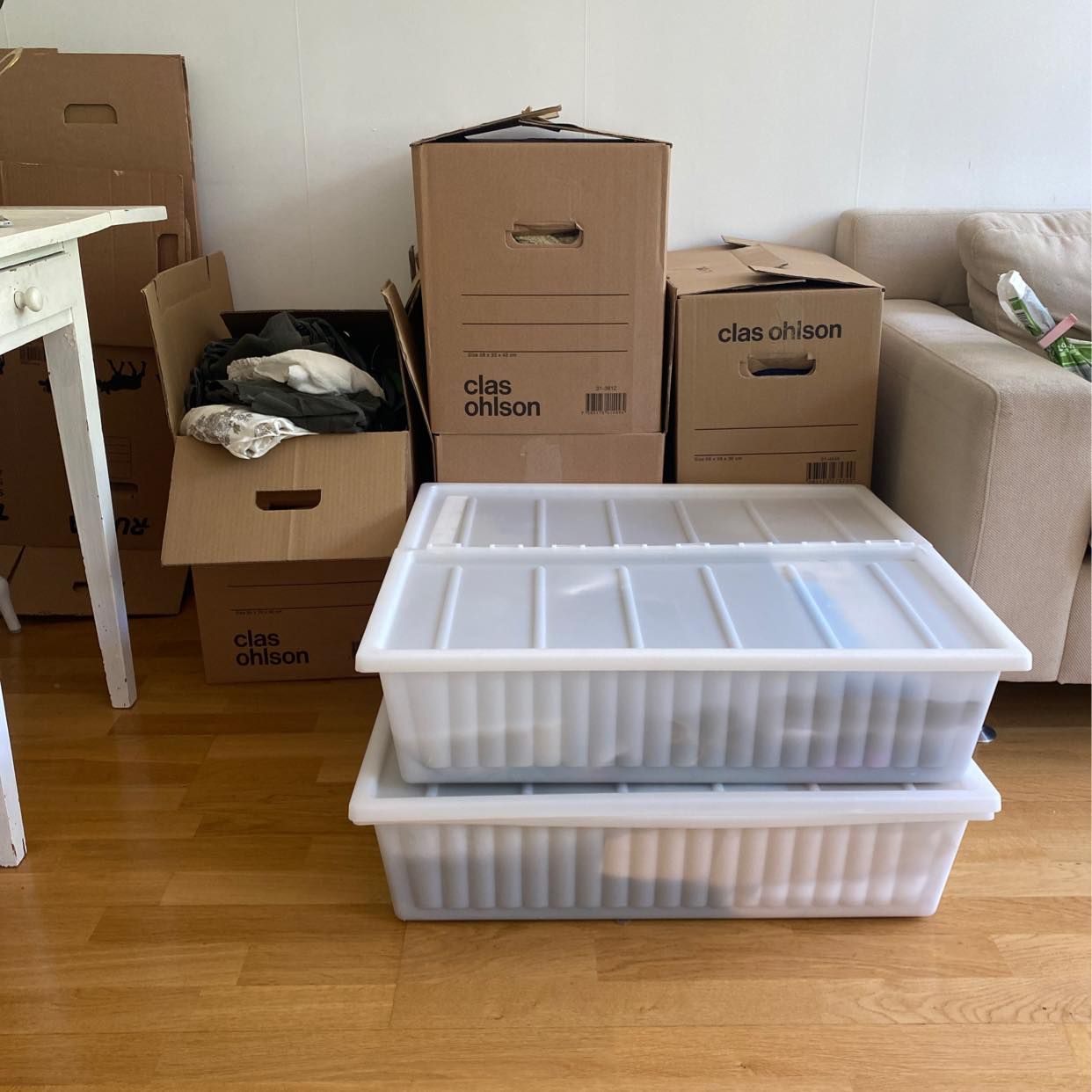 image of Säng, soffa, kartonger - 