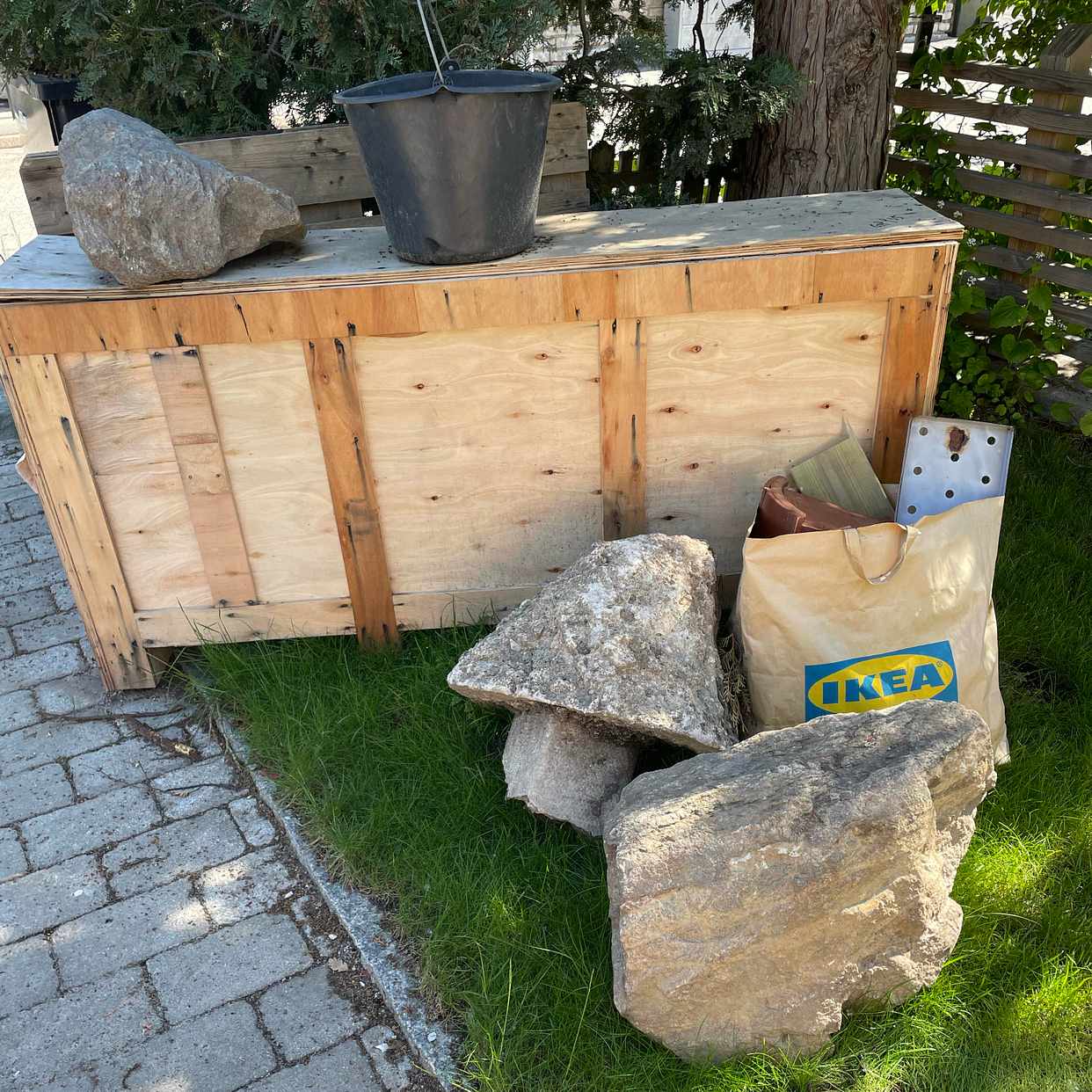 image of Träpallar och sten - Spånga