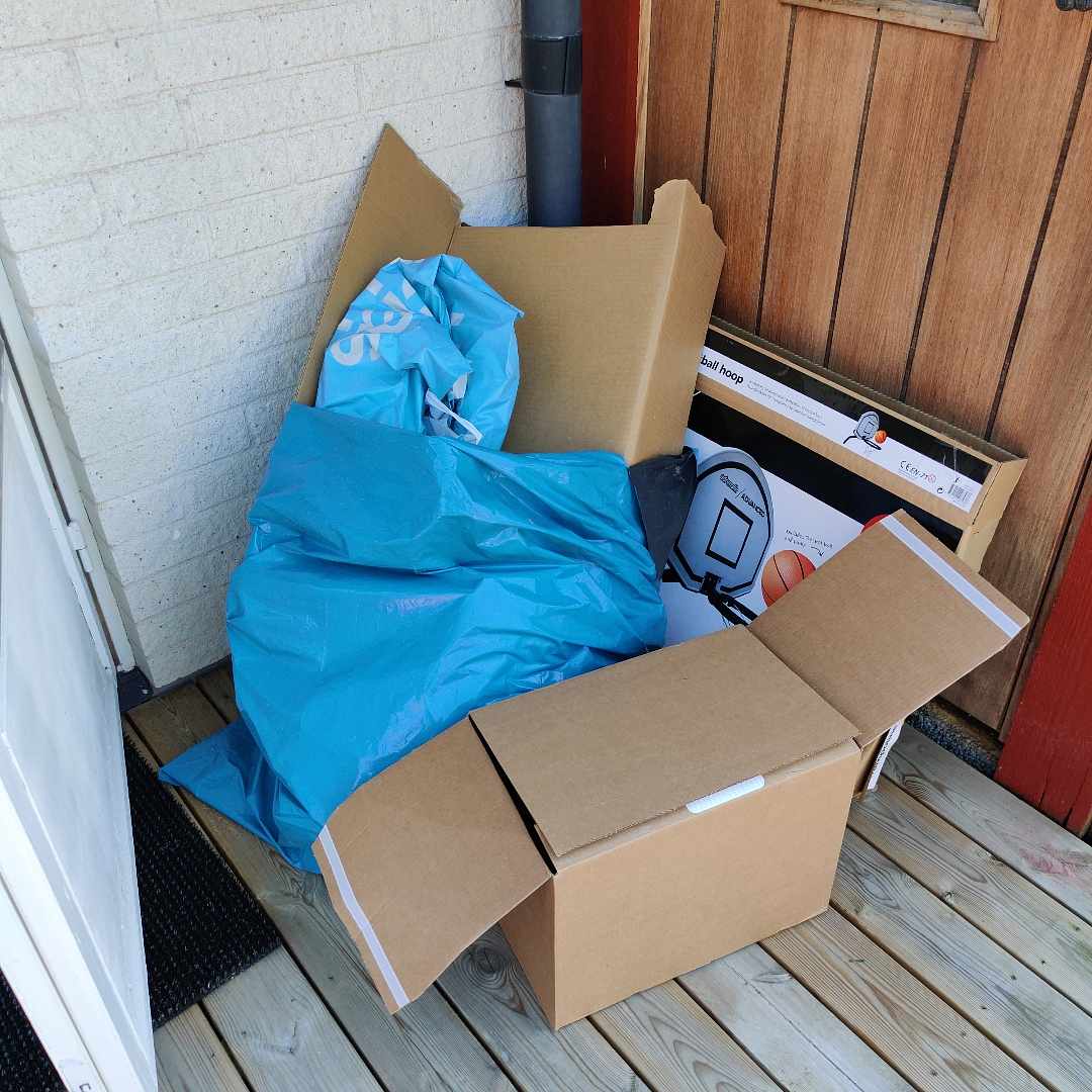 image of Skräp och en trä slipers - Åkersberga