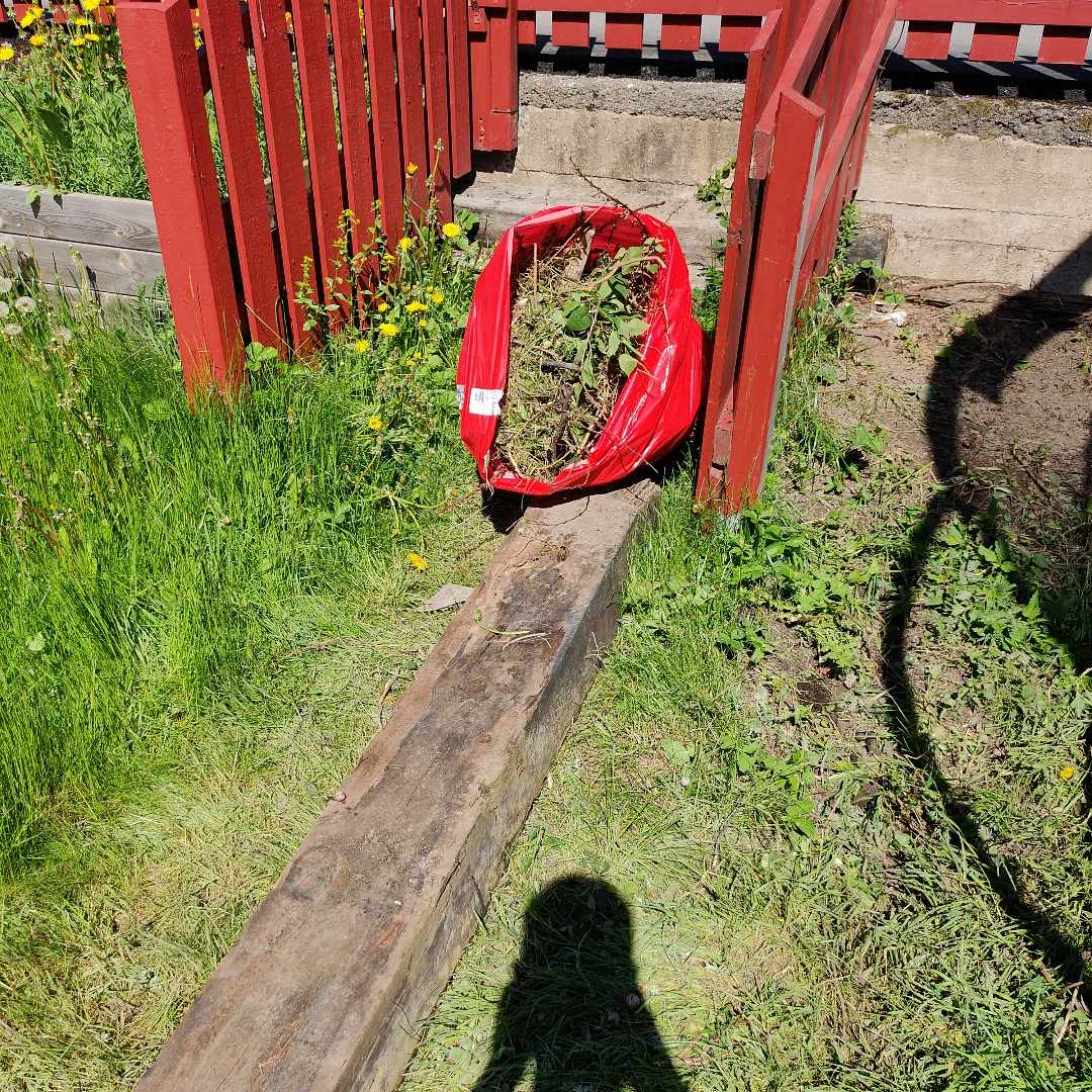 image of Skräp och en trä slipers - Åkersberga