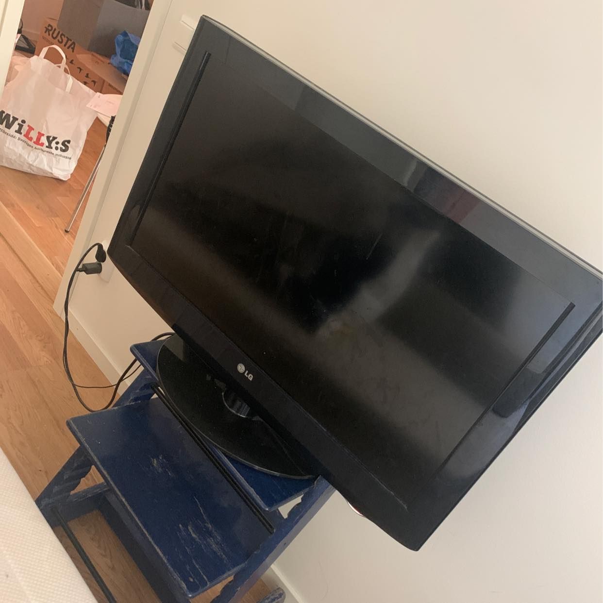 image of Två TV och en byrå - 