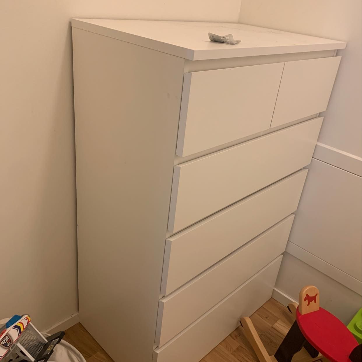 image of Två TV och en byrå - 