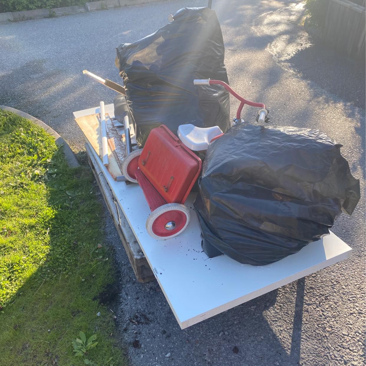 image of En innerdörr och skräp - Huddinge