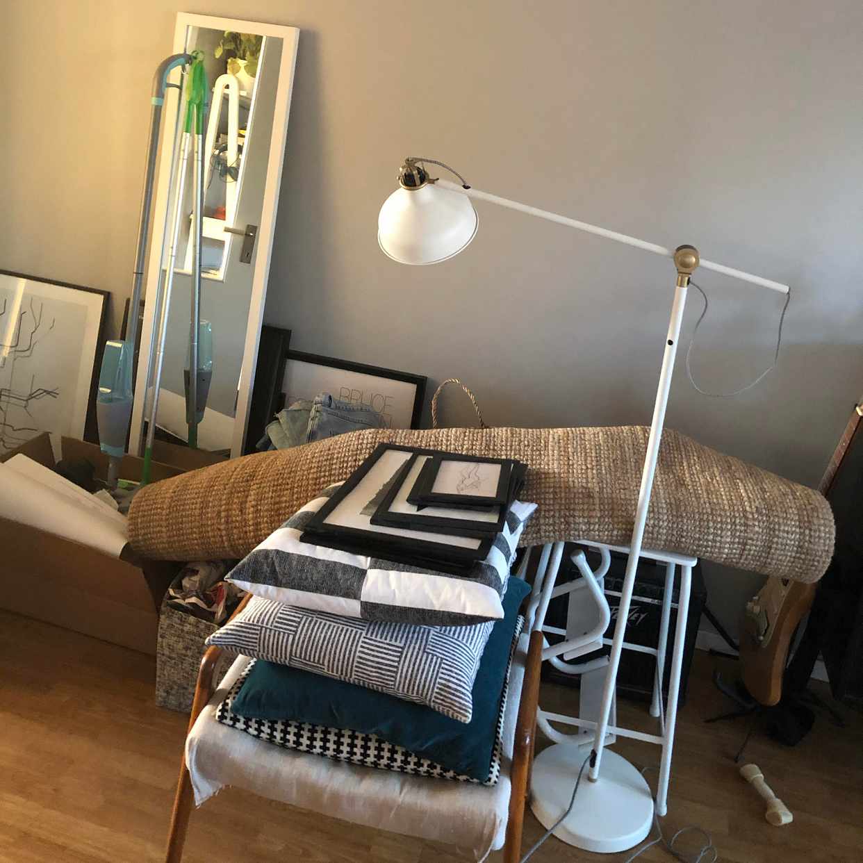 image of Flyttlådor, tv, fåtölj. - 