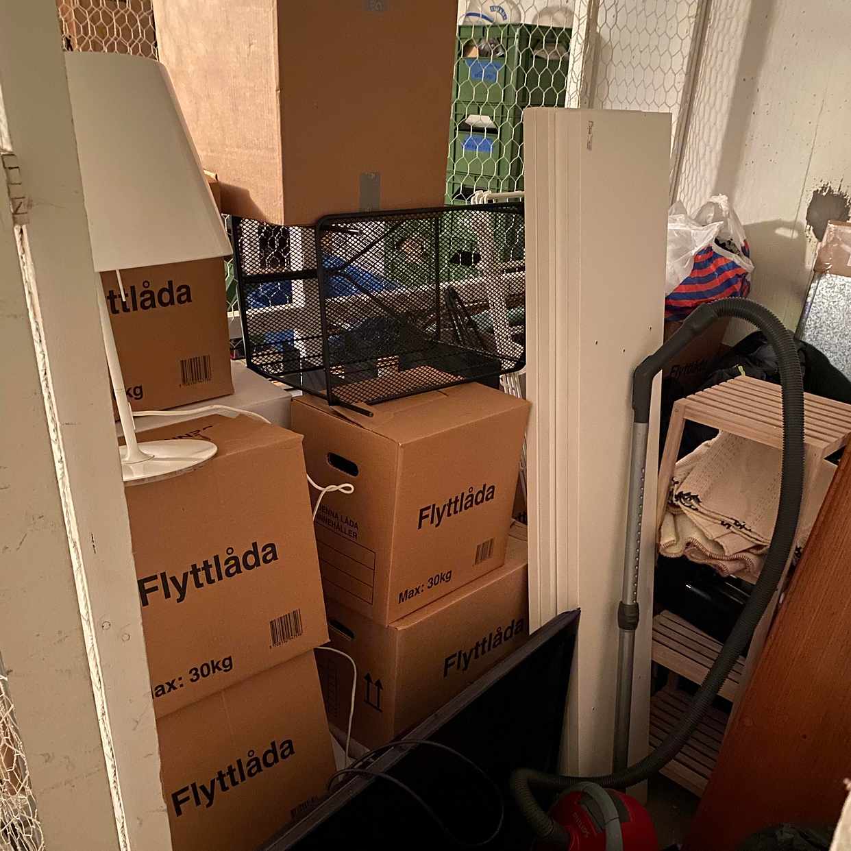 image of Flyttlådor, tv, fåtölj. - 