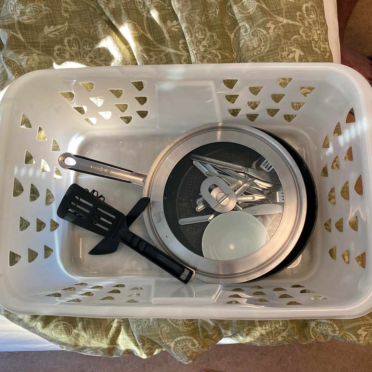 image of Silverware, pan, box - Kista