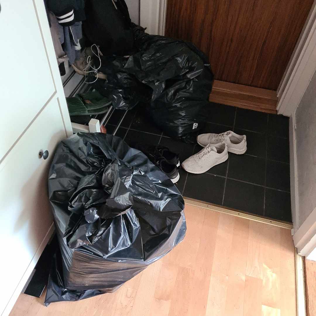 image of Två sopsäckar med jord - Sundbyberg