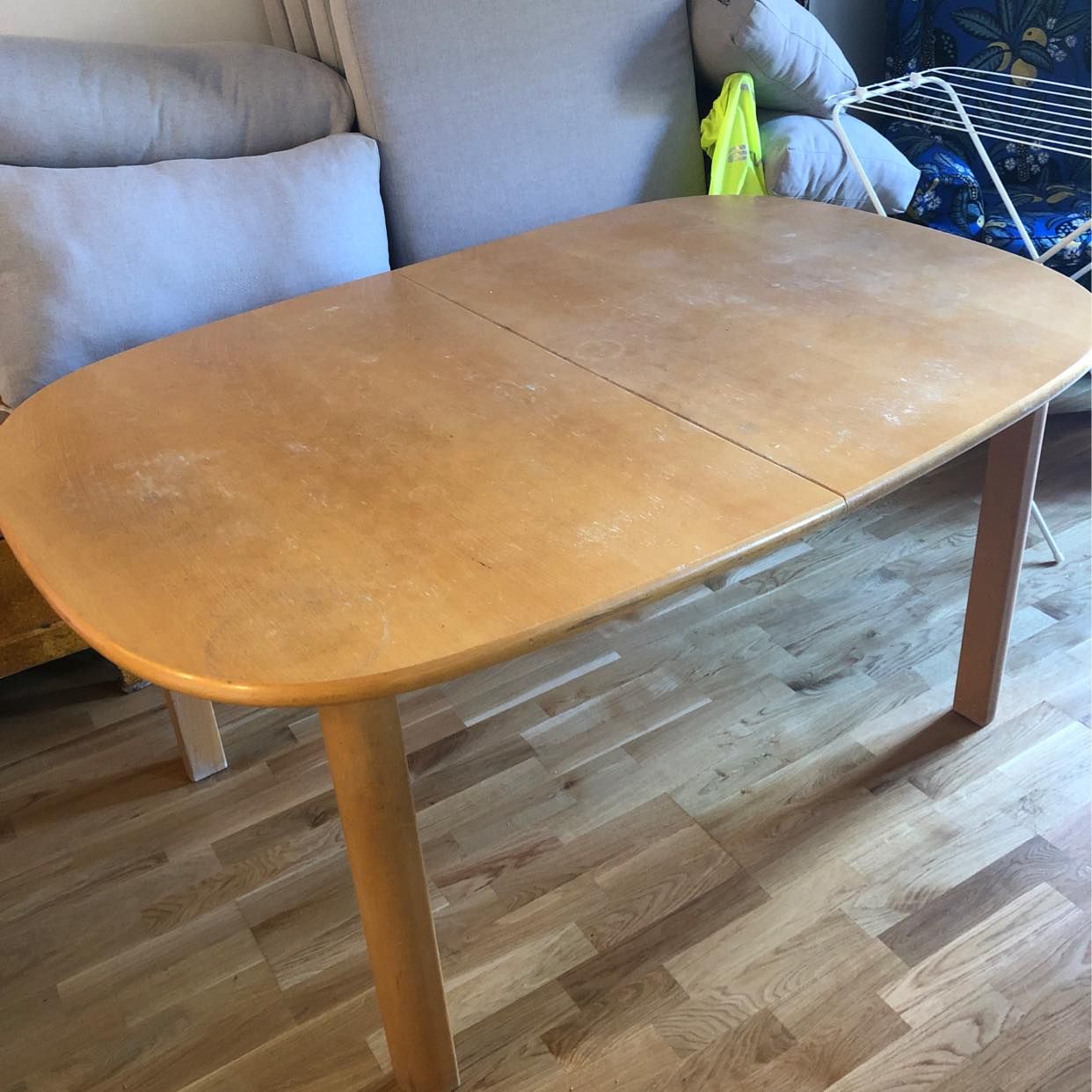image of 1 matbord och en säng - Sundbyberg