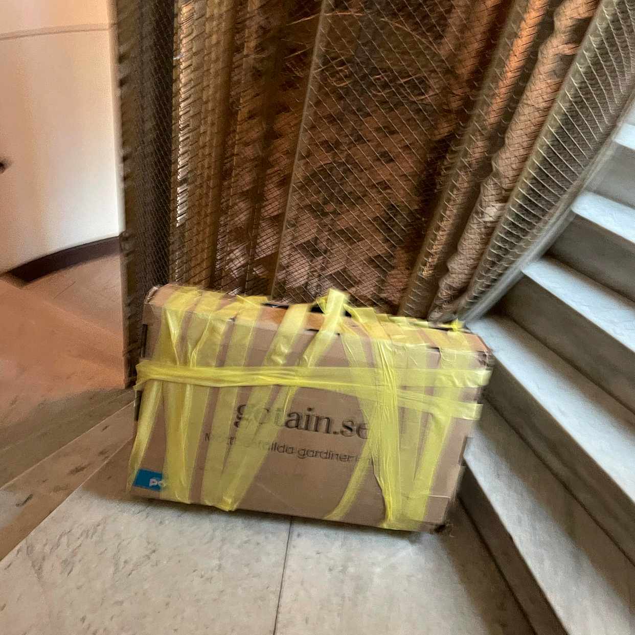 image of 1 cartoon, + small bags - Stockholm