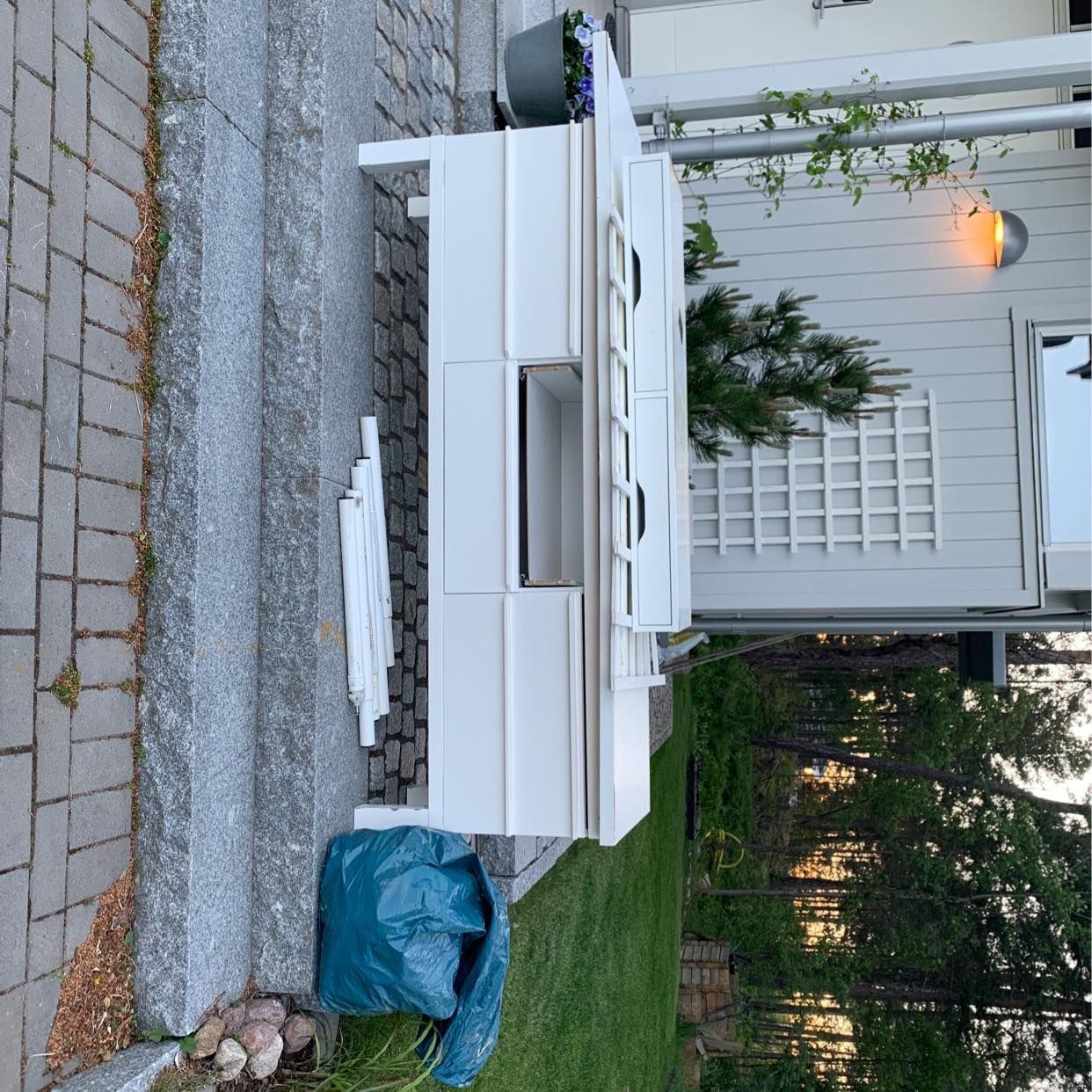 image of Slänga trasiga möbler - Sollentuna