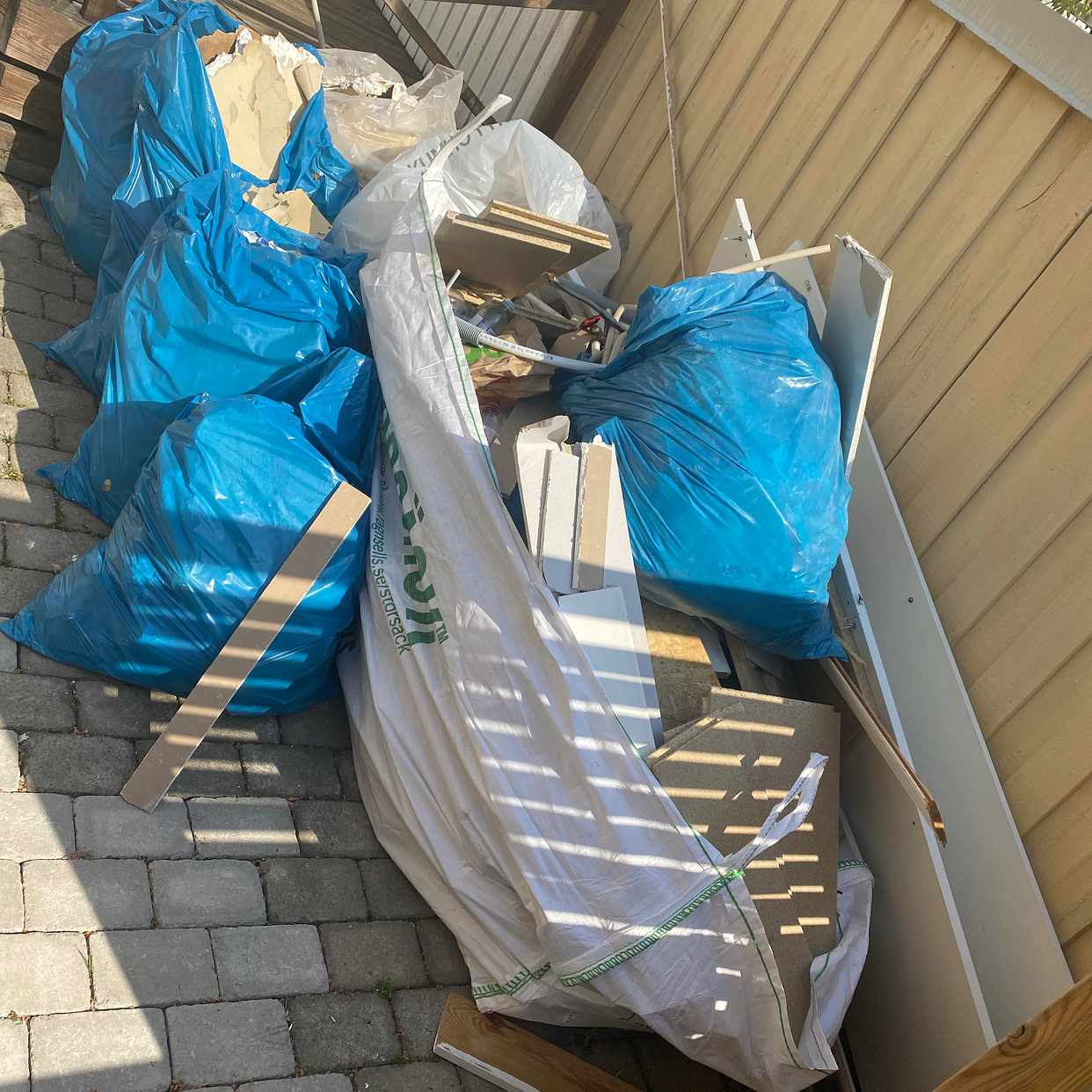 Säckar med byggavfall - Upplands Väsby - Tiptapp