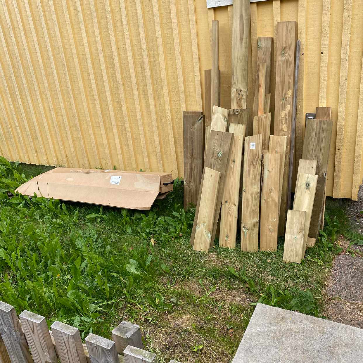 image of Sågade träbitar, kartong - Kista