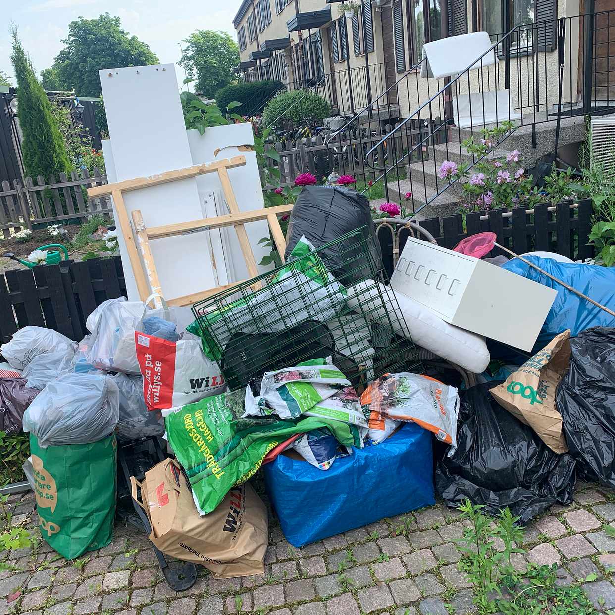 image of Kasta skräp efter flytt - Upplands Väsby