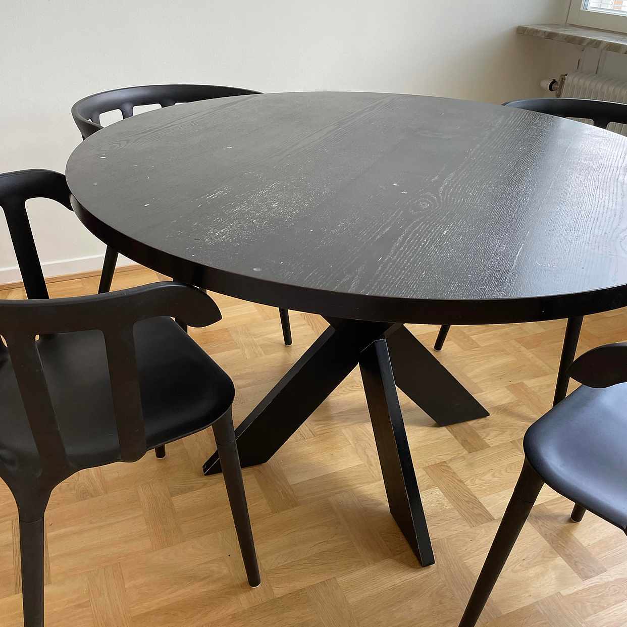 image of Matbord och 4 stolar - 