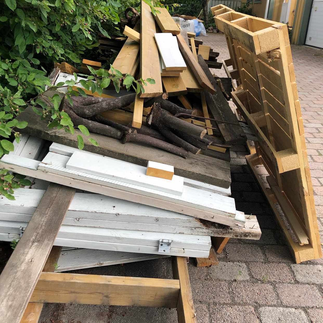 image of Brädor till återvinning - Täby